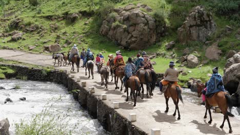 Los-Caballos-Son-A-Menudo-El-Principal-Medio-De-Transporte-Para-El-Pueblo-Basotho-En-Las-Zonas-Rurales-De-Lesotho
