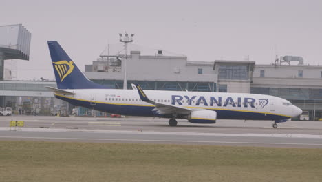 Avión-De-Ryanair-Rodando-A-Lo-Largo-De-La-Pista-De-Aterrizaje-En-El-Aeropuerto-Lecha-Walesy-En-Gdansk