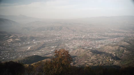 Skopje-Von-Der-Spitze-Eines-Nahegelegenen-Bergrückens-Aus-Gesehen
