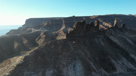 Luftaufnahme-Im-Orbit-über-Einer-Felsformation-Namens-El-Camello-Und-In-Der-Nähe-Des-Strandes-Medio-Almud-Auf-Der-Insel-Gran-Canaria-Und-An-Einem-Sonnigen-Tag