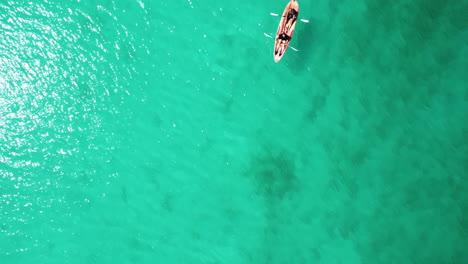 Luftaufnahme-über-Boote-Am-See,-In-Der-Lagune-Von-Bacalar,-Sonniges-Mexiko