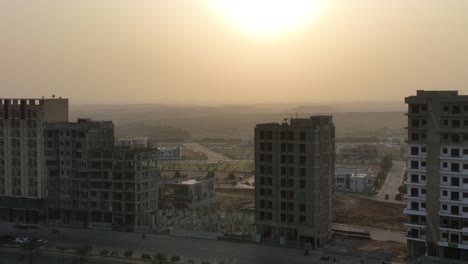 Cielos-De-Puesta-De-Sol-De-Color-Naranja-Dorado-Sobre-El-Desarrollo-De-Viviendas-De-Bahria-En-Karachi