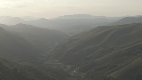 Montañas-Verdes-De-Iraty-En-Un-Día-Brumoso,-Francia