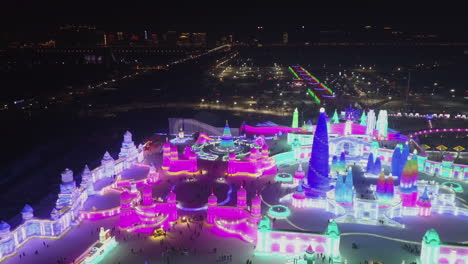 Dramatische-Nachtbeleuchtung-Des-Harbin-Eisfestivals,-Nordchinesische-Stadt