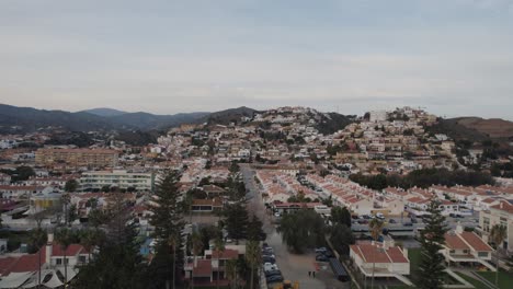 Luftaufnahme-Eines-Aufsteigenden-Dollys-über-Dem-Alboran-Meer-über-Dem-Strand-Mit-Dem-Stadtbild-Von-Malaga-Im-Hintergrund
