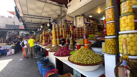 Oliven-Zum-Verkauf-In-Gläsern-Auf-Dem-Farbenfrohen-Lebensmittelmarkt-In-Der-Stadt-Marrakesch