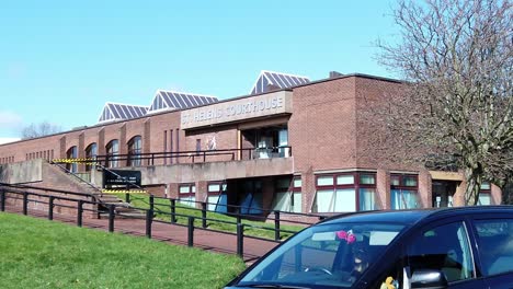 St-Helens-town-courthouse-entrance-street-scene,-Slow-motion-British-legal-lawcourt-building