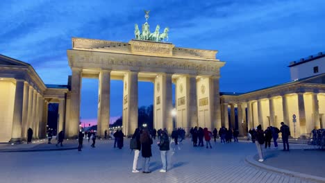 Puerta-De-Brandenburgo-Iluminada-En-Berlín,-La-Capital-De-Alemania-Al-Atardecer