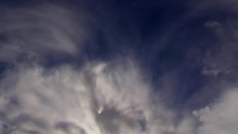 Zeitrafferaufnahme-Des-Himmels-Mit-Teleobjektiv---Wolken,-Die-Die-Sonne-Umkreisen