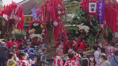 Diseños-De-Conejos-En-Carrozas-Del-Festival-Sagicho-Matsuri-Listas-Para-El-Desfile