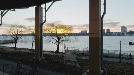 Vista-Aérea-A-Través-Del-Sendero-Para-Bicicletas-Henry-Hudson,-Hacia-El-Amanecer-De-Primavera-Sobre-El-Oeste-De-Nueva-York