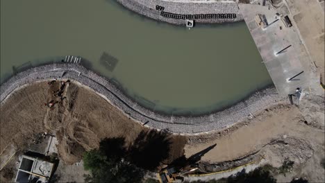 Drohnenansicht-Von-Oben-Bei-Der-Herstellung-Eines-Künstlichen-Teichs-In-Einem-Stadtpark-In-Mexiko