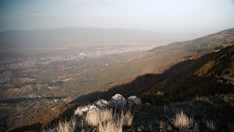 Die-Stadt-Skopje-Vom-Gipfel-Eines-Berges-Aus-Gesehen