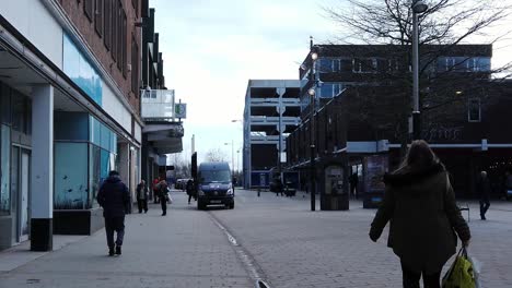 Fußgänger-Gehen-Auf-Leerer-Britischer-Einkaufsstraße-Mit-Schließungskrise-Von-Einzelhandelsgeschäften-Aufgrund-Der-Teuren-Inflation