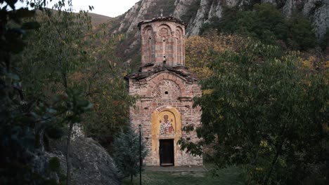 Monasterio-Ortodoxo-De-San-Nicolás,-Šiševo,-En-El-Cañón-Matka