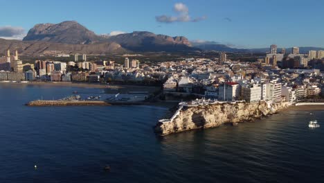 Seitliche-Seitliche-Luftaufnahme-Mit-Panoramablick-Auf-Die-Bucht-Von-Benidorm-In-Alicante,-Spanien