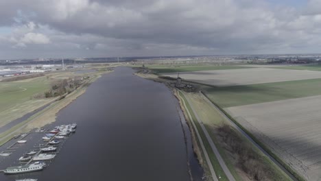 Holländische-Landschaft-Mit-Kleinem-Hafen-Und-Windmühlen-An-Einem-Fluss