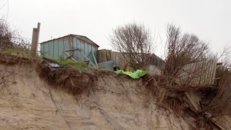 Küstenerosion-Von-Sanddünen-Am-Strand-Von-Hemsby-Mit-Gartengebäuden,-Die-über-Den-Rand-Der-Klippe-Fallen,-Weitwinkelaufnahme