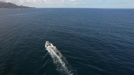 Drohnenaufnahme-Nach-Einem-Fischerboot-Auf-See,-Mahé,-Seychellen