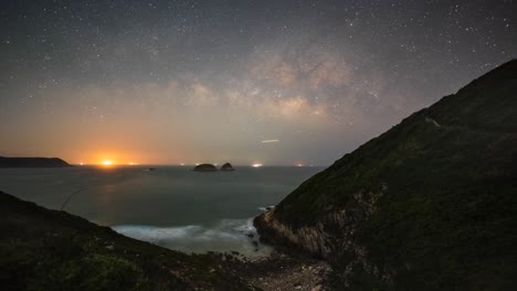 Der-Zeitraffer-Am-Nachthimmel-Zeigt-Die-Milchstraße-über-Dem-Ham-Tin-Wan-Beach-Sai-Kung-Hongkong