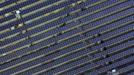 In-Einem-Kraftwerk-Installierte-Solar-Photovoltaikmodule,-4k,-Luftvideo,-Luftaufnahme-Beim-Verschieben-Des-Oberteils-Mit-Rotationsverkleinerung