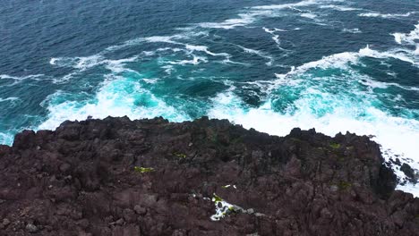 Schaumige-Wellen-Krachen-Gegen-Den-Aussichtspunkt-Der-Spitze-Der-Verbrannten-Küste-Auf-Den-Azoren,-Der-Dritten-Insel