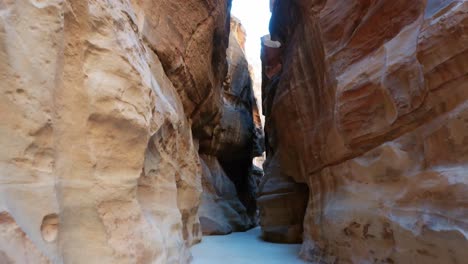 Caminando-Por-El-Siq-De-Petra-Con-Gente