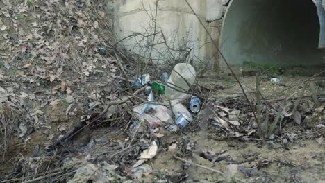 Plastikflaschen,-Die-In-Den-Fluss-In-Der-Nähe-Des-Waldes-Geworfen-Wurden