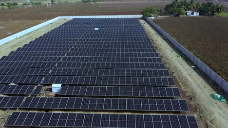 Vista-Aérea-De-Una-Gran-Central-Eléctrica-Sostenible-Con-Filas-De-Paneles-Solares-Fotovoltaicos-Para-Producir-Energía-Eléctrica-Limpia
