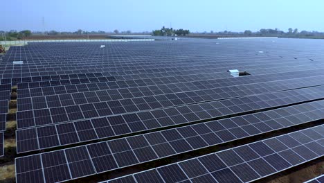Panel-De-Energía-Solar-Fotovoltaica-En-El-Fondo-Del-Cielo,-Concepto-De-Energía-Alternativa-Limpia-Verde