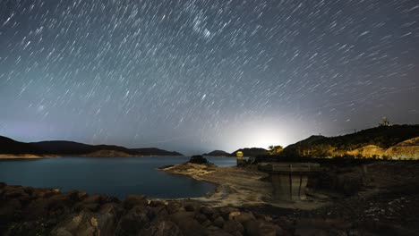 Epischer-Sternenhimmel-über-High-Island-West-Dam-Sai-Kung-Hongkong-Mit-Lichtblitz-Am-Horizont