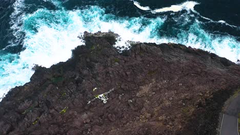 Zerklüftete-Landschaft-Mit-Schaumigen-Wellen,-Die-An-Der-Felsigen-Küste-In-Miradouro-Da-Ponta-Do-Queimado,-Insel-Terceira,-Krachen-–-Luftaufnahme-Einer-Drohne