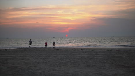 Aktive-Menschen-Silhouettieren-Den-Wunderschönen-Sonnenaufgang-Am-Strand,-Weites-Aufnahmebild