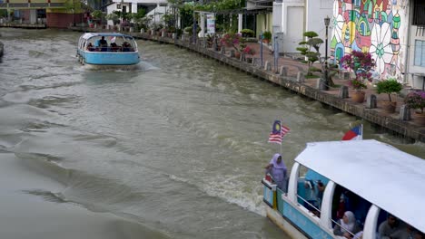 Tourists-enjoy-the-relaxing-atmosphere-onboard-the-river-cruise,-a-famous-tourist-spot-in-Malacca-,-Malaysia