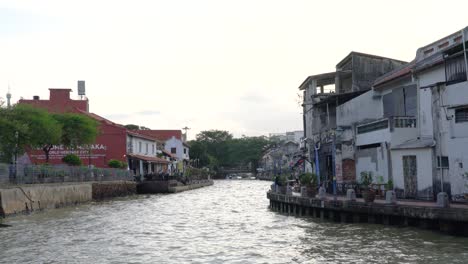 Fließender-Flussblick-Auf-Einen-Berühmten-Touristenort,-UNESCO-Weltkulturerbe,-Malakka-Fluss-In-Malaysia