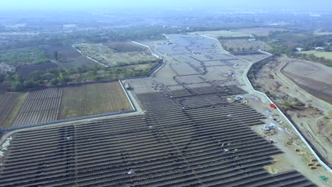 Solarpanel-Farm-Bei-Sonnenuntergang-In-Indien,-4k,-Luftvideo,-Luftaufnahme-Beim-Vorwärtsfahren
