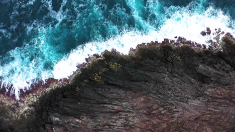 Schroffe-Klippen-Und-Türkisfarbenes-Meer-In-Miradouro-Da-Ponta-Do-Queirom-Auf-Der-Insel-Terceira---Luftaufnahme-Von-Oben-Nach-Unten