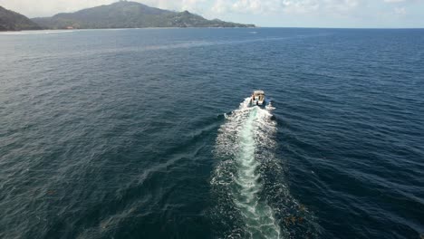 Drohnenaufnahme-Nach-Einem-Fischerboot-Auf-See,-Mahé,-Seychellen