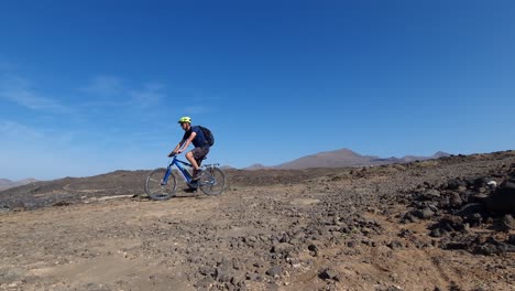 Bicicleta-Ciclista-En-La-Costa-De-Lanzarote-En-Los-Acantilados-Al-Mar