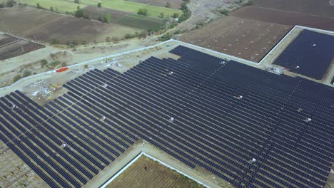Paneles-Solares-En-El-Fondo-Del-Cielo-Al-Atardecer