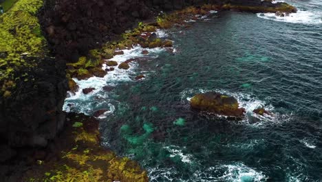 Türkisfarbenes-Wasser-Und-Zerklüftete-Landschaft-Der-Baía-Do-Refugo-Auf-Der-Insel-Terceira,-Azoren-–-Drohnenaufnahme-Aus-Der-Luft
