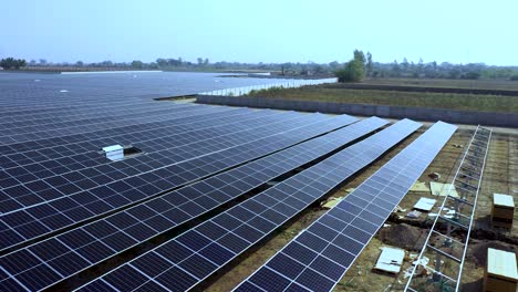 Luftaufnahmen-Moderner-Großformatiger-Photovoltaik-Solarmodule
