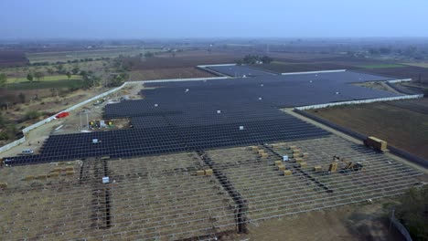 Vista-Aérea-De-Una-Gran-Central-Eléctrica-Sostenible-Con-Filas-De-Paneles-Solares-Fotovoltaicos-Para-Producir-Energía-Eléctrica-Limpia