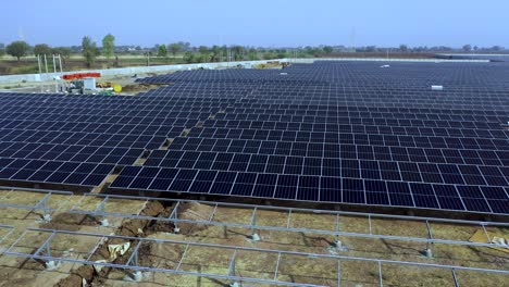 Vista-Aérea-De-Una-Gran-Planta-De-Energía-Eléctrica-Sostenible-Con-Filas-De-Paneles-Solares-Fotovoltaicos-Para-Producir-Energía-Eléctrica-Limpia