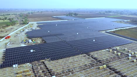 Solarpanel-Photovoltaikanlage-Auf-Dem-Boden,-Alternative-Stromquelle-–-Konzeptvideo-Zu-Nachhaltigen-Ressourcen,-4k,-Luftvideo,-Luftaufnahme-Beim-Voranschreiten