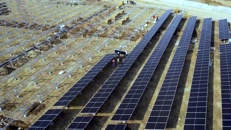 Luftaufnahme-Eines-Großen-Nachhaltigen-Kraftwerks-Mit-Reihen-Von-Photovoltaik-Solarpaneelen-Zur-Erzeugung-Sauberer-Elektrischer-Energie