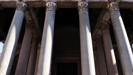 Panteón-Y-Las-Hermosas-Columnas-Corintias,-Turistas-Que-Visitan