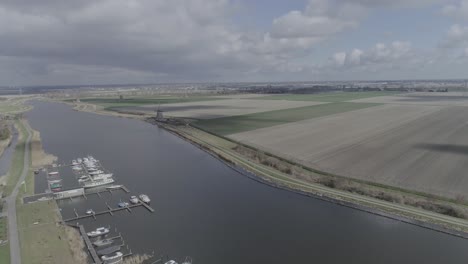 Holländische-Landschaft-Mit-Kleinem-Hafen-An-Einem-Fluss