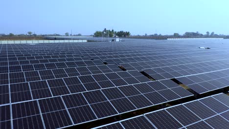 Luftaufnahme-Eines-Großen-Nachhaltigen-Kraftwerks-Mit-Reihen-Von-Photovoltaik-Solarpaneelen-Zur-Erzeugung-Sauberer-Elektrischer-Energie