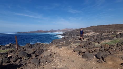 Wandern-An-Der-Küste-Von-Lanzarote,-Meer,-Felsen,-Wellen,-Sonne